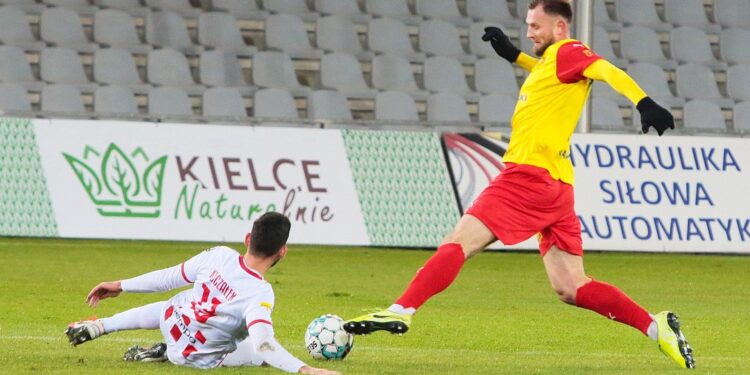 28.11.2020. Kielce. 28.11.2020. Kielce. 14. kolejka Fortuna 1 ligi. Korona Kielce - Resovia Rzeszów. Na zdjęciu (z prawej): Rafał Grzelak / Wiktor Taszłow / Radio Kielce