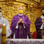 17.02.2021 Kielce. Bazylika katedralna. Msza święta w Środę Popielcową. Na zdjęciu (w środku): biskup Jan Piotrowski / Wiktor Taszłow / Radio Kielce