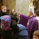 17.02.2021 Kielce. Bazylika katedralna. Msza święta w Środę Popielcową. Na zdjęciu: biskup Jan Piotrowski / Wiktor Taszłow / Radio Kielce