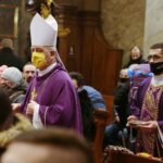 17.02.2021 Kielce. Bazylika katedralna. Msza święta w Środę Popielcową. Na zdjęciu: biskup Jan Piotrowski / Wiktor Taszłow / Radio Kielce
