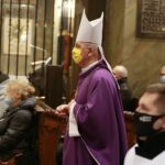 17.02.2021 Kielce. Bazylika katedralna. Msza święta w Środę Popielcową. Na zdjęciu: biskup Jan Piotrowski / Wiktor Taszłow / Radio Kielce