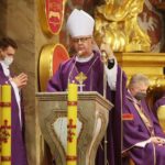 17.02.2021 Kielce. Bazylika katedralna. Msza święta w Środę Popielcową. Na zdjęciu: biskup Jan Piotrowski / Wiktor Taszłow / Radio Kielce