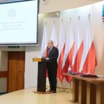 22.02.2021. Kielce. Wręczenie zaległych nagród i odznaczenia nauczycielom. Na zdjęciu: Zbigniew Wojciechowski - dyrektor Wydziału Nadzoru Pedagogicznego i Strategii w Kuratorium Oświaty w Kielcach / Wiktor Taszłow / Radio Kielce