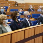 22.02.2021. Kielce. Wręczenie zaległych nagród i odznaczenia nauczycielom. Na zdjęciu (od lewej): Zdzisława Wielguszewska - starszy wizytator Wydziału Nadzoru Pedagogicznego i Strategii, Katarzyna Nowacka - świętokrzyski wicekurator oświaty, Kazimierz Mądzik - świętokrzyski kurator oświaty, Zbigniew Koniusz - wojewoda świętokrzyski / Wiktor Taszłow / Radio Kielce