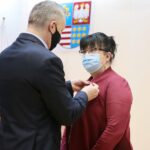 22.02.2021. Kielce. Wręczenie zaległych nagród i odznaczenia nauczycielom. Na zdjęciu: Zbigniew Koniusz - wojewoda świętokrzyski, Małgorzata Ogłoza-Fisiak - SP nr 9 w Kielcach / Wiktor Taszłow / Radio Kielce