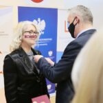 22.02.2021. Kielce. Wręczenie zaległych nagród i odznaczenia nauczycielom. Na zdjęciu: Anna Sikora - Przedszkole Samorządowe nr 5 w Kielcach, Zbigniew Koniusz - wojewoda świętokrzyski / Wiktor Taszłow / Radio Kielce