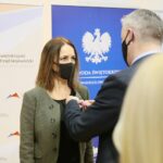 22.02.2021. Kielce. Wręczenie zaległych nagród i odznaczenia nauczycielom. Na zdjęciu: Dorota Sobodzka - I LO w Kielcach, Zbigniew Koniusz - wojewoda świętokrzyski / Wiktor Taszłow / Radio Kielce