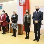 22.02.2021. Kielce. Wręczenie zaległych nagród i odznaczenia nauczycielom. Na zdjęciu (od lewej): Małgorzata Ogłoza-Fisiak - SP nr 9 w Kielcach,  Anna Sikora - Przedszkole Samorządowe nr 5 w Kielcach, Dorota Sobodzka - I LO w Kielcach, Zbigniew Koniusz - wojewoda świętokrzyski / Wiktor Taszłow / Radio Kielce