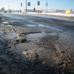 22.02.2021. Kielce. Zniszczone nawierzchnie ulic. Ulica Peryferyjna / Wiktor Taszłow / Radio Kielce