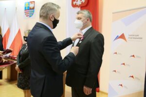 22.02.2021. Kielce. Wręczenie zaległych nagród i odznaczenia nauczycielom. Na zdjęciu (od lewej): Zbigniew Koniusz - wojewoda świętokrzyski, Dariusz Szczubiał - SP nr 33 w Kielcach / Wiktor Taszłow / Radio Kielce