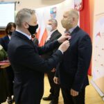 22.02.2021. Kielce. Wręczenie zaległych nagród i odznaczenia nauczycielom. Na zdjęciu (od lewej): Zbigniew Koniusz - wojewoda świętokrzyski, Grzegorz Wiącek -  Zespół szkolno-przedszkolny w Daleszycach / Wiktor Taszłow / Radio Kielce