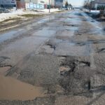 22.02.2021. Kielce. Zniszczone nawierzchnie ulic. Ulica Peryferyjna / Wiktor Taszłow / Radio Kielce