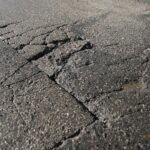 22.02.2021. Kielce. Zniszczone nawierzchnie ulic. Ulica Nowy świat / Wiktor Taszłow / Radio Kielce