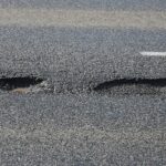 22.02.2021. Kielce. Zniszczone nawierzchnie ulic. Ulica Jesionowa / Wiktor Taszłow / Radio Kielce