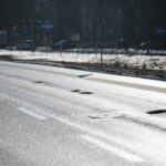 22.02.2021. Kielce. Zniszczone nawierzchnie ulic. Ulica Jesionowa / Wiktor Taszłow / Radio Kielce