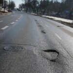 22.02.2021. Kielce. Zniszczone nawierzchnie ulic. Ulica Jesionowa / Wiktor Taszłow / Radio Kielce