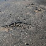 22.02.2021. Kielce. Zniszczone nawierzchnie ulic. Ulica Stara / Wiktor Taszłow / Radio Kielce