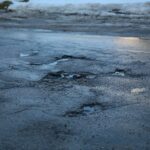 22.02.2021. Kielce. Zniszczone nawierzchnie ulic. Ulica Stara / Wiktor Taszłow / Radio Kielce