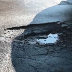 22.02.2021. Kielce. Zniszczone nawierzchnie ulic. Ulica Marszałkowska / Wiktor Taszłow / Radio Kielce