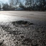 22.02.2021. Kielce. Zniszczone nawierzchnie ulic. Ulica Łódzka / Wiktor Taszłow / Radio Kielce