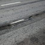 22.02.2021. Kielce. Zniszczone nawierzchnie ulic. Ulica Łódzka / Wiktor Taszłow / Radio Kielce