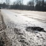 22.02.2021. Kielce. Zniszczone nawierzchnie ulic. Ulica Łódzka / Wiktor Taszłow / Radio Kielce