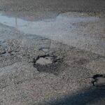 22.02.2021. Kielce. Zniszczone nawierzchnie ulic. Ulica Olszewskiego / Wiktor Taszłow / Radio Kielce