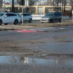 22.02.2021. Kielce. Zniszczone nawierzchnie ulic. Ulica Olszewskiego / Wiktor Taszłow / Radio Kielce