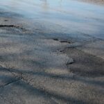 22.02.2021. Kielce. Zniszczone nawierzchnie ulic. Ulica Peryferyjna / Wiktor Taszłow / Radio Kielce