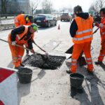 26.02.2021. Kielce. Łatanie dziur w kieleckich ulicach / Wiktor Taszłow / Radio Kielce