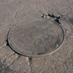 22.02.2021. Kielce. Zniszczone nawierzchnie ulic. Ulica Peryferyjna / Wiktor Taszłow / Radio Kielce