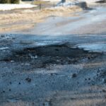 22.02.2021. Kielce. Zniszczone nawierzchnie ulic. Ulica Peryferyjna / Wiktor Taszłow / Radio Kielce