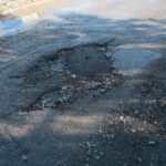 22.02.2021. Kielce. Zniszczone nawierzchnie ulic. Ulica Peryferyjna / Wiktor Taszłow / Radio Kielce