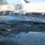 22.02.2021. Kielce. Zniszczone nawierzchnie ulic. Ulica Peryferyjna / Wiktor Taszłow / Radio Kielce