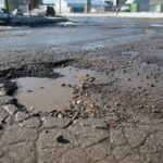 22.02.2021. Kielce. Zniszczone nawierzchnie ulic. Ulica Peryferyjna / Wiktor Taszłow / Radio Kielce