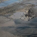 22.02.2021. Kielce. Zniszczone nawierzchnie ulic. Ulica Peryferyjna / Wiktor Taszłow / Radio Kielce