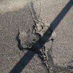 22.02.2021. Kielce. Zniszczone nawierzchnie ulic. Ulica Nowy świat / Wiktor Taszłow / Radio Kielce