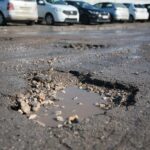 22.02.2021. Kielce. Zniszczone nawierzchnie ulic. Ulica Peryferyjna / Wiktor Taszłow / Radio Kielce