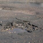 22.02.2021. Kielce. Zniszczone nawierzchnie ulic. Ulica Peryferyjna / Wiktor Taszłow / Radio Kielce