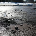 22.02.2021. Kielce. Zniszczone nawierzchnie ulic. Ulica Peryferyjna / Wiktor Taszłow / Radio Kielce