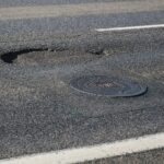 22.02.2021. Kielce. Zniszczone nawierzchnie ulic. Ulica Jesionowa / Wiktor Taszłow / Radio Kielce