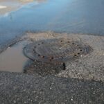 22.02.2021. Kielce. Zniszczone nawierzchnie ulic. Ulica Jana Nowaka-Jeziorańskiego / Wiktor Taszłow / Radio Kielce