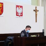 22.02.2021. Kielce. Nadzwyczajna sesja rady miasta. Na zdjęciu: Kamil Suchański - przewodniczący rady miasta / Wiktor Taszlow / Radio Kielce