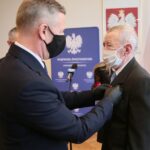 24.02.2021. Kielce. Wręczenie odznaczeń państwowych w Urzędzie Wojewódzkim. Na zdjęciu (od lewej): Zbigniew Koniusz - wojewoda świętokrzyski, ksiądz Stanisław Kondrak – proboszcz Parafii