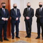 24.02.2021. Kielce. Wręczenie odznaczeń państwowych w Urzędzie Wojewódzkim. Na zdjęciu (od lewej): Piotr Ćwik - zastępca Szefa Kancelarii Prezydenta RP, Barbara Goszczyńska - prorektor ds. ogólnych PŚk / Wiktor Taszłow / Radio Kielce