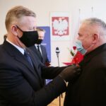 24.02.2021. Kielce. Wręczenie odznaczeń państwowych w Urzędzie Wojewódzkim. Na zdjęciu (od lewej): Andrzej Pruś - przewodniczący Sejmiku Województwa Świętokrzyskiego, Andrzej Bętkowski - marszałek województwa świętokrzyskiego, Zbigniew Koniusz - wojewoda świętokrzyski, Piotr Ćwik - zastępca Szefa Kancelarii Prezydenta RP / Wiktor Taszłow / Radio Kielce