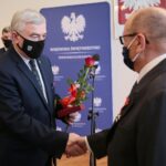 24.02.2021. Kielce. Wręczenie odznaczeń państwowych w Urzędzie Wojewódzkim. Na zdjęciu (od lewej): Piotr Ćwik - zastępca Szefa Kancelarii Prezydenta RP, ksiądz Stanisław Kondrak – proboszcz Parafii