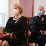 24.02.2021. Kielce. Wręczenie odznaczeń państwowych w Urzędzie Wojewódzkim. Na zdjęciu (od lewej): Andrzej Bętkowski - marszałek województwa świętokrzyskiego, Józef