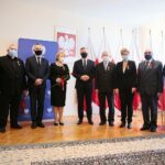 24.02.2021. Kielce. Wręczenie odznaczeń państwowych w Urzędzie Wojewódzkim. Na zdjęciu (od lewej): prof. dr hab. n. med. Marianna Janion - kardiolog, ksiądz Stanisław Kondrak – proboszcz Parafii Świętego Jakuba Apostoła w Szczaworyżu / Wiktor Taszłow / Radio Kielce