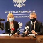 25.02.2021. Kielce. Konferencja u wojewody świętokrzyskiego. Na zdjęciu: Patrycja Zatorska-Milewska, zastępca naczelnika kieleckiej delegatury IPN i Zbigniew Koniusz - wojewoda świętokrzyski / Wiktor Taszłow / Radio Kielce
